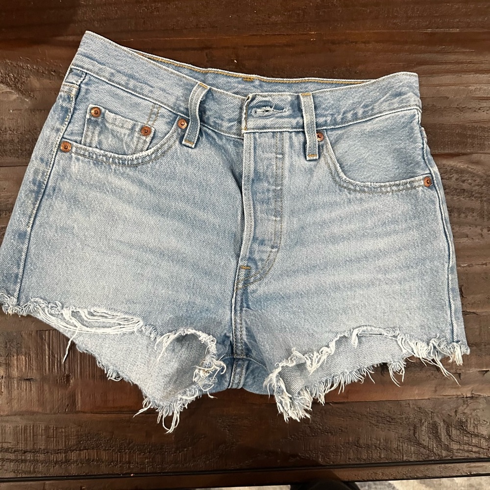 Levi’s Daisy’s Dukes cut 501 -25W light denim